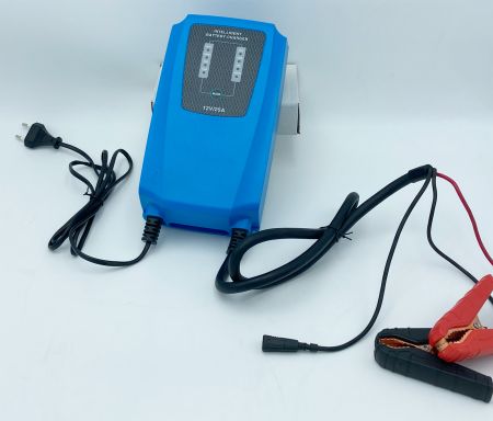 IP44 INTELLIGENTES MARINE-BATTERIE-LADEGERÄT 25A - WMBLC25A blau